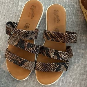 Women’s sandals size 8